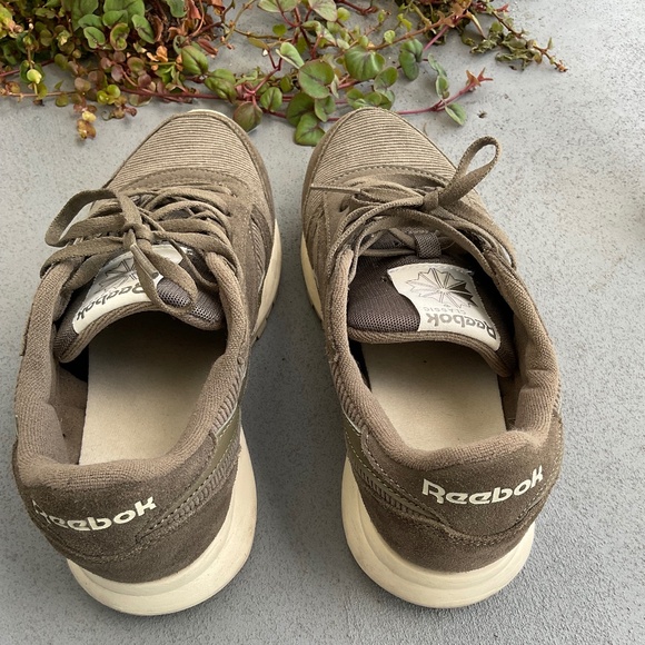 Reebok Classic Sneakers (khaki) Size 7. - Picture 2 of 3